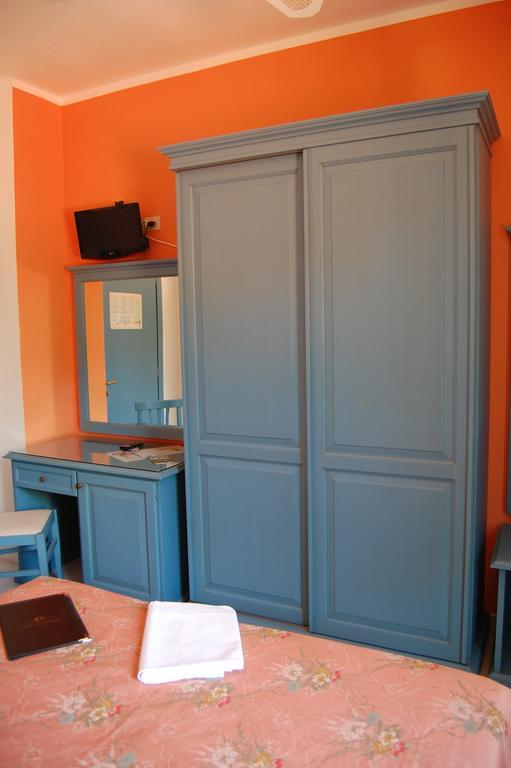 Hotel Villa Ombrosa Portoferraio Quarto foto
